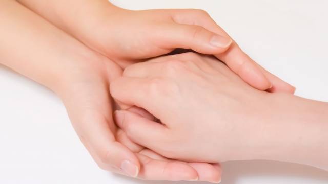 手をつないでる