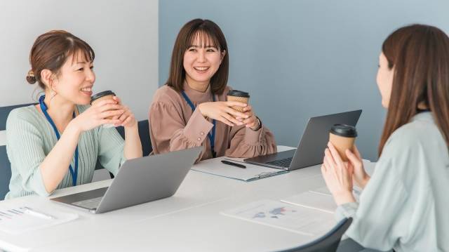 オフィスで休憩している女性たち