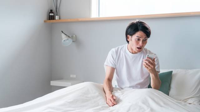 寝坊して驚く男性