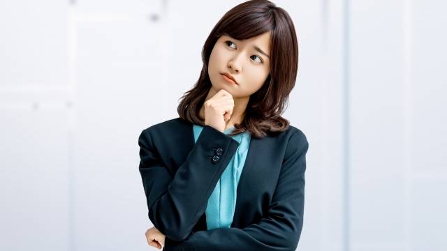 考える女性