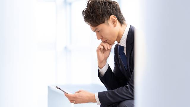 メールをしているビジネスマン