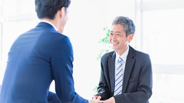 名刺交換するビジネスマン