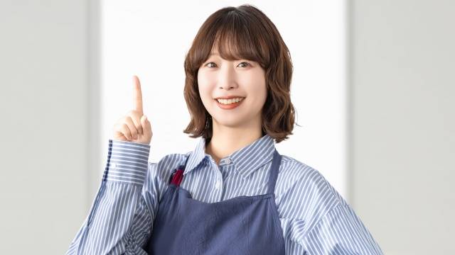 エプロン服姿の女性