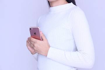 スマホを手にもつ女性