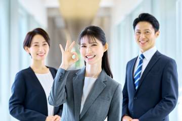OKを出しているビジネスウーマン