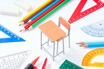小学校の机や文具
